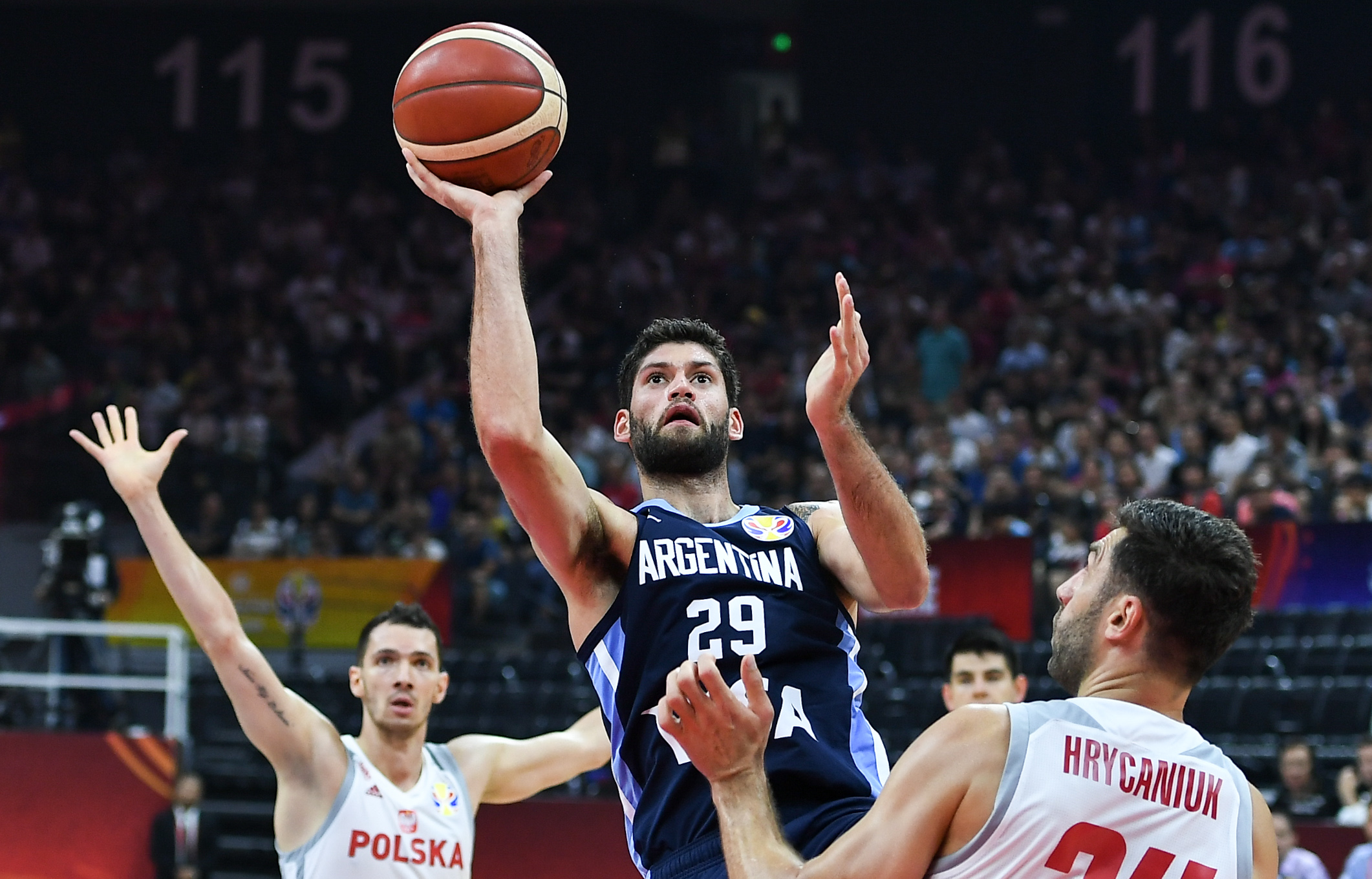 波兰队险胜法国队，马龙带队取胜